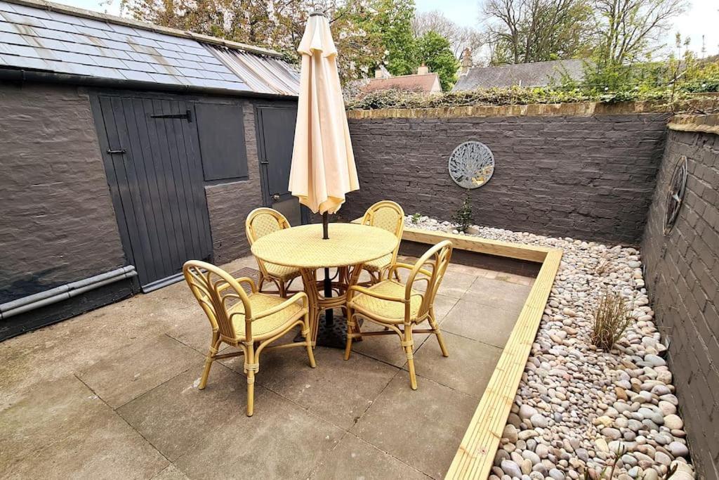 Gorgeous Two Bedroom House In Ely Exterior photo